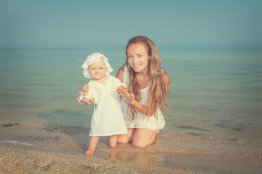 Anne ve kızı plajda eğlenmek