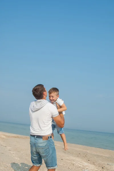 아버지와 그의 아들 해변에 재미 — 스톡 사진