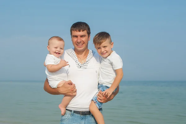 Vater und seine Söhne amüsieren sich am Strand — Stockfoto