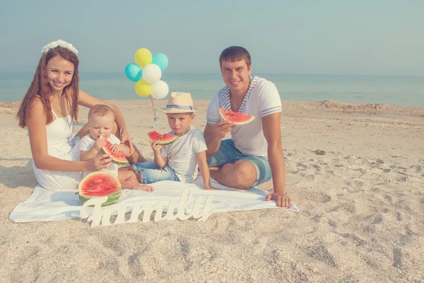 Familie mit Wassermelone am Strand — Stockfoto