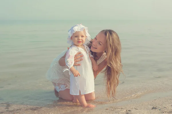 Madre y su hija se divierten en la playa — Foto de Stock