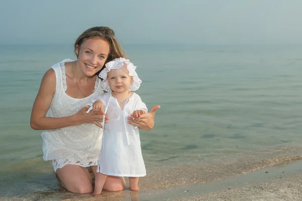 Mother and her daughter having fun on the beach — Stock Photo, Image