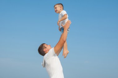 Baba ve oğlu sahilde eğleniyor