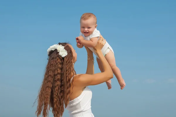 Mother and her son having fun on the beach — Stock Photo, Image