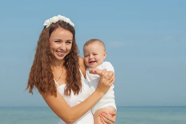 Mother and her son having fun on the beach — Stock Photo, Image