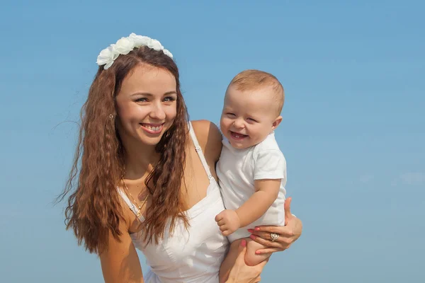 Mother and her son having fun on the beach — Stock Photo, Image