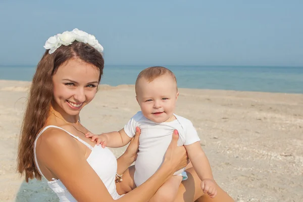 Mãe e seu filho se divertindo na praia — Fotografia de Stock