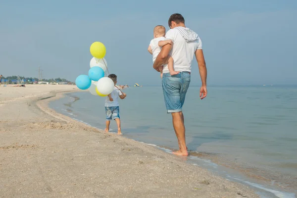 Vater und seine Söhne amüsieren sich am Strand — Stockfoto