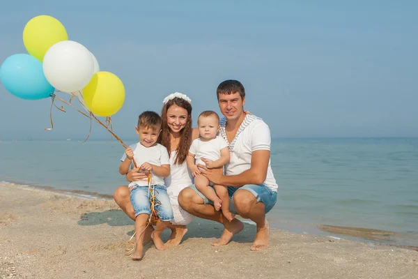 Familjen har kul på stranden — Stockfoto
