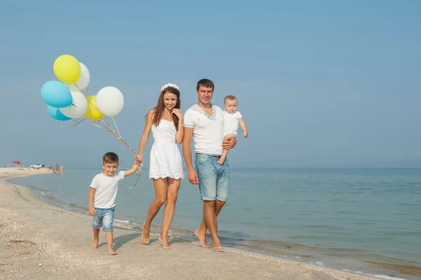 Família se divertindo na praia — Fotografia de Stock