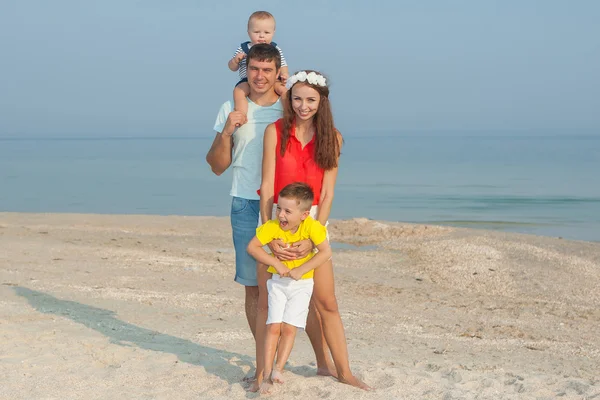 Familie hat Spaß am Strand — Stockfoto