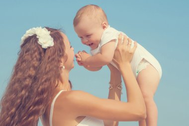 Anne ve oğlu sahilde eğleniyor