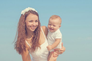 Anne ve oğlu sahilde eğleniyor