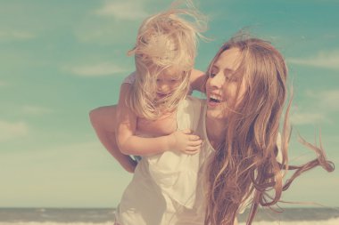 Anne ve kızı plajda eğlenmek