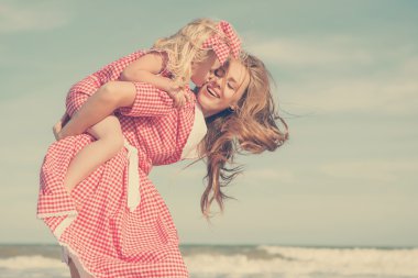 Anne ve kızı plajda eğlenmek