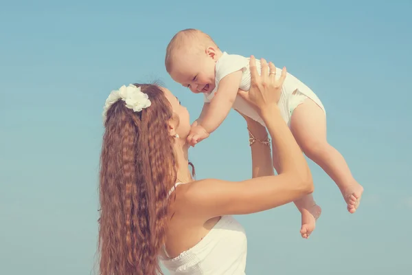 Mother and her son having fun on the beach — Stock Photo, Image