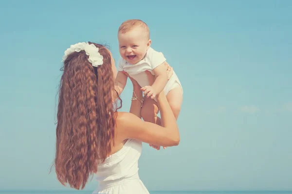 Mother and her son having fun on the beach — Stock Photo, Image