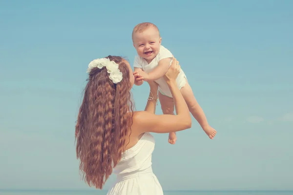 Mother and her son having fun on the beach — Stock Photo, Image