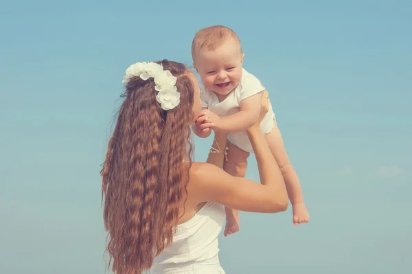 Mother and her son having fun on the beach — Stock Photo, Image