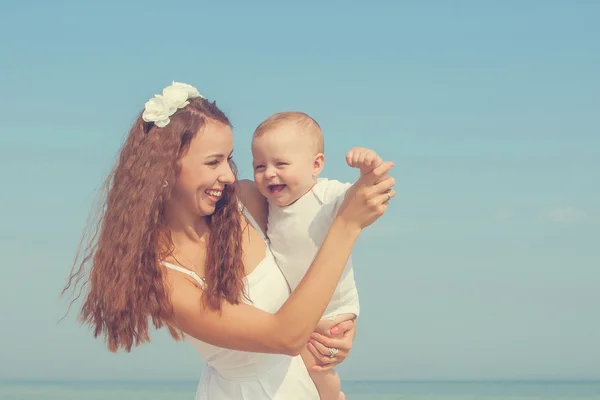 Mother and her son having fun on the beach — Stock Photo, Image