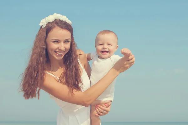 Mother and her son having fun on the beach — Stock Photo, Image