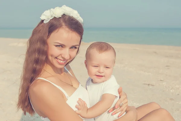 Мама и ее сын веселятся на пляже — стоковое фото