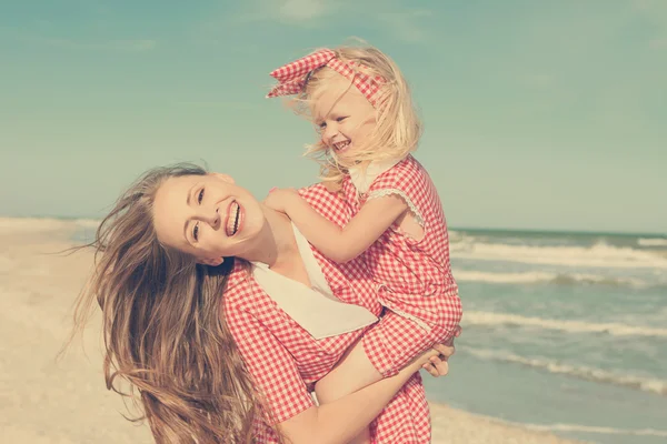 Matki i córki, zabawy na plaży — Zdjęcie stockowe