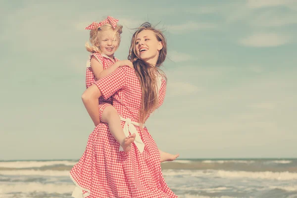 Madre y su hija se divierten en la playa — Foto de Stock