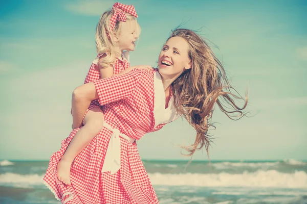 Madre y su hija se divierten en la playa — Foto de Stock