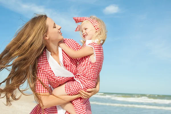 Mother and her daughter  having fun playing on the beach — Stock Photo, Image