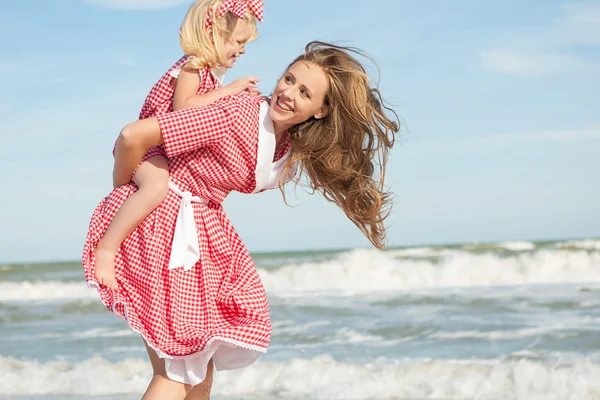 Matka a její dcera baví hraní na pláži — Stock fotografie