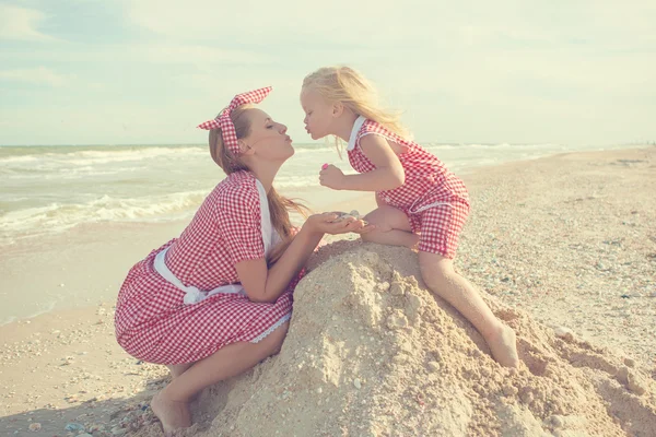 Madre y su hija se divierten en la playa — Foto de Stock