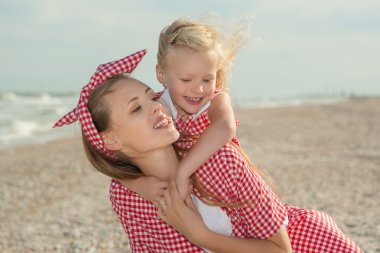 Anne ve kızı plajda eğlenmek