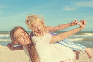 Anne ve kızı plajda eğlenmek