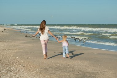 Anne ve kızı plajda eğlenmek