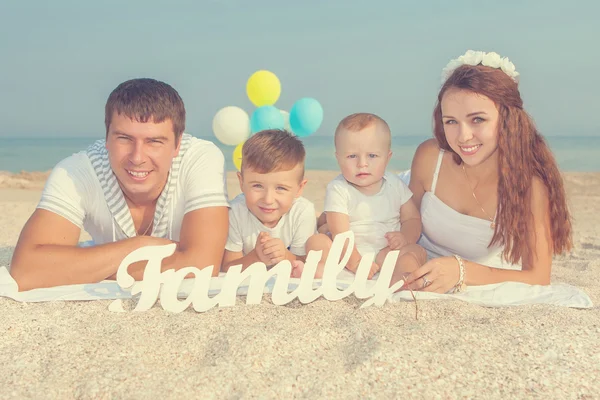 Familie hat Spaß am Strand — Stockfoto