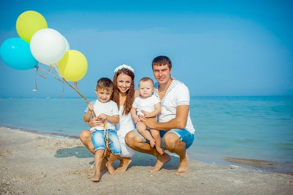 Familie hat Spaß am Strand — Stockfoto