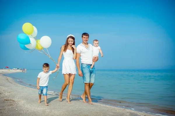 Familie hat Spaß am Strand — Stockfoto