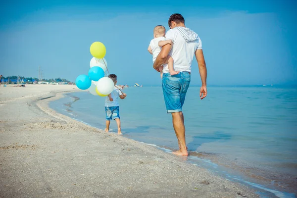 Vater und seine Söhne amüsieren sich am Strand — Stockfoto