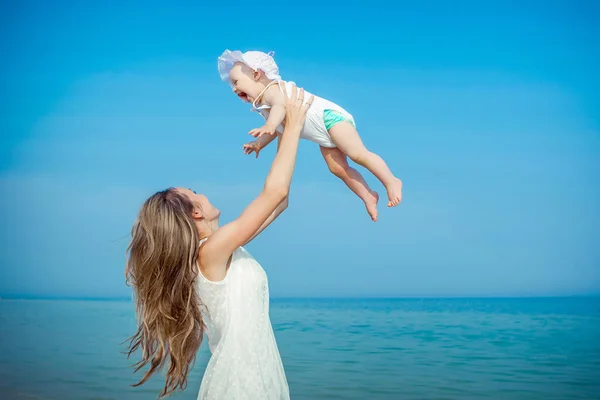 Feliz hermosa madre e hija disfrutando del tiempo de playa — Foto de Stock