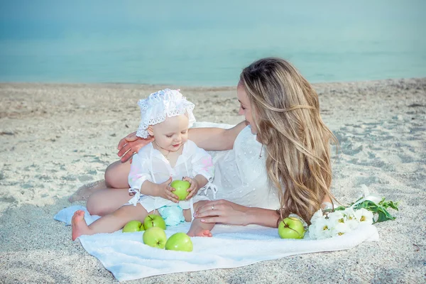 Mother and her daughter having fun on the beach — Stock Photo, Image