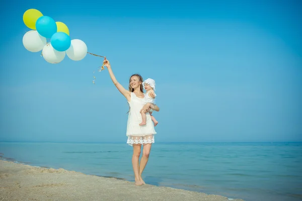 Glücklich schöne Mutter und Tochter genießen Strandzeit — Stockfoto