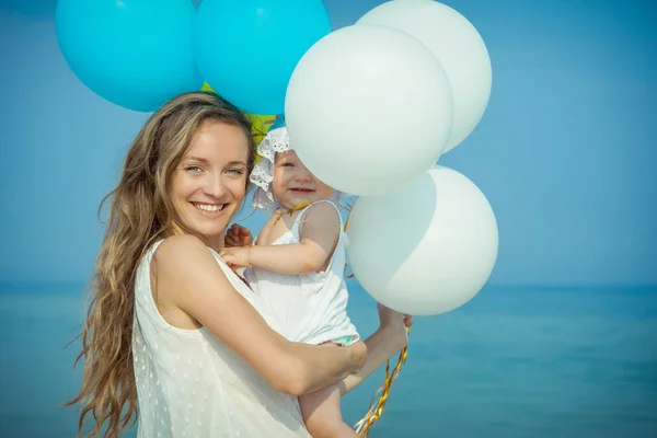 Mutter und ihre Tochter amüsieren sich am Strand — Stockfoto