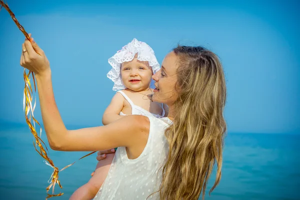 Mother and her daughter having fun on the beach — Stock Photo, Image