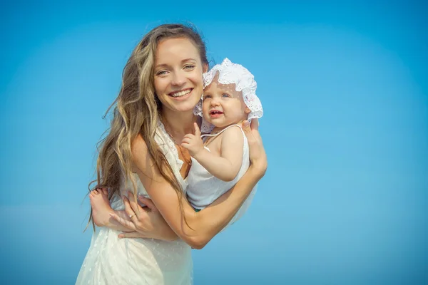 Felice bella madre e figlia godendo — Foto Stock