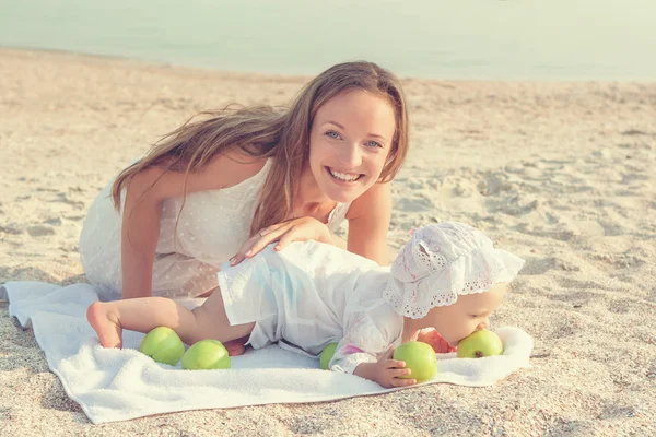 Madre y su hija se divierten en la playa —  Fotos de Stock