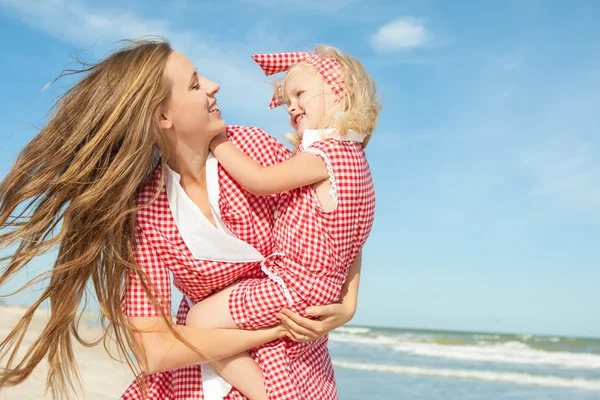 Moeder en haar dochter plezier op het strand — Stockfoto