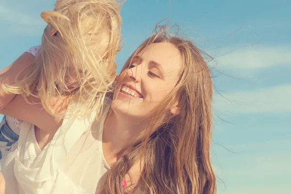 Matka a její dcera baví na pláži — Stock fotografie