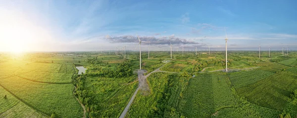 Elektrik üretimi için rüzgar türbini fabrikası, temiz enerji konsepti, panorama