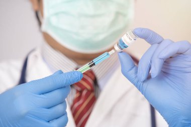 Doktor Covid-19 aşısını laboratuvarda, Coronavirüs 'te ya da Covid-19 salgınında tutuyor. 